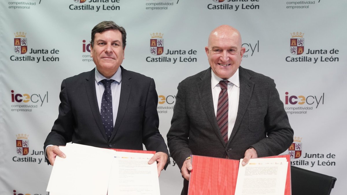 El consejero Carlos Fernández Carriedo y el alcalde Jesús Julio Carnero durante la firma del convenio.
