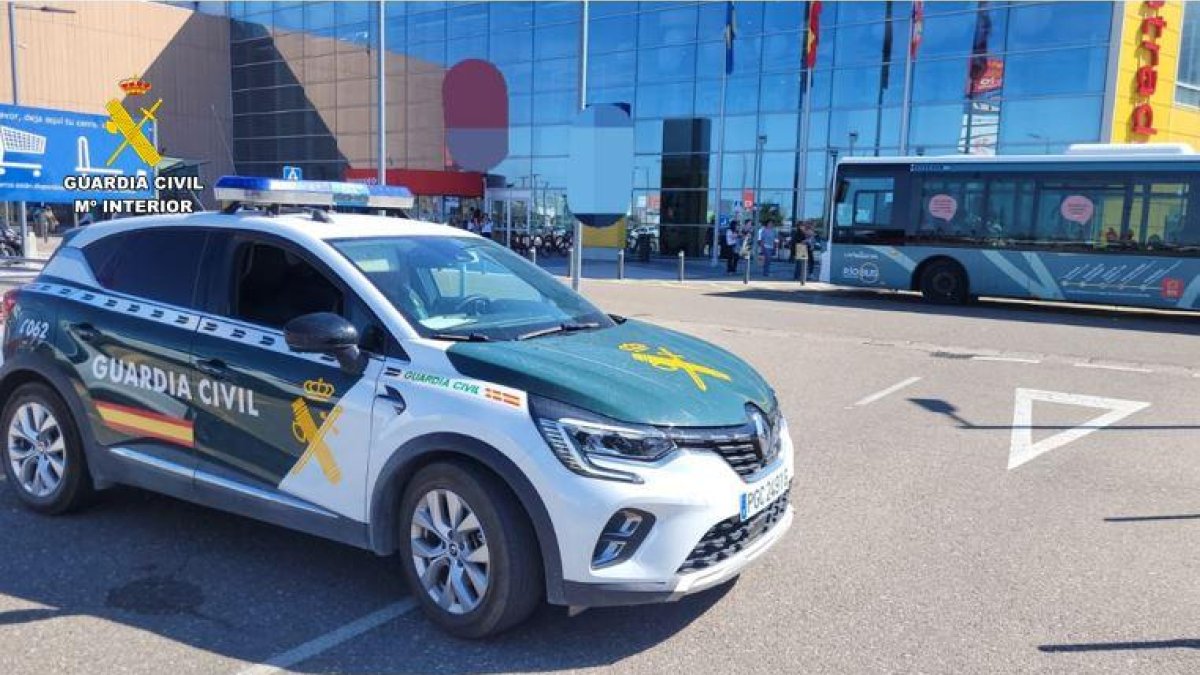 La Guardia Civil en el momenrtto de la operación.