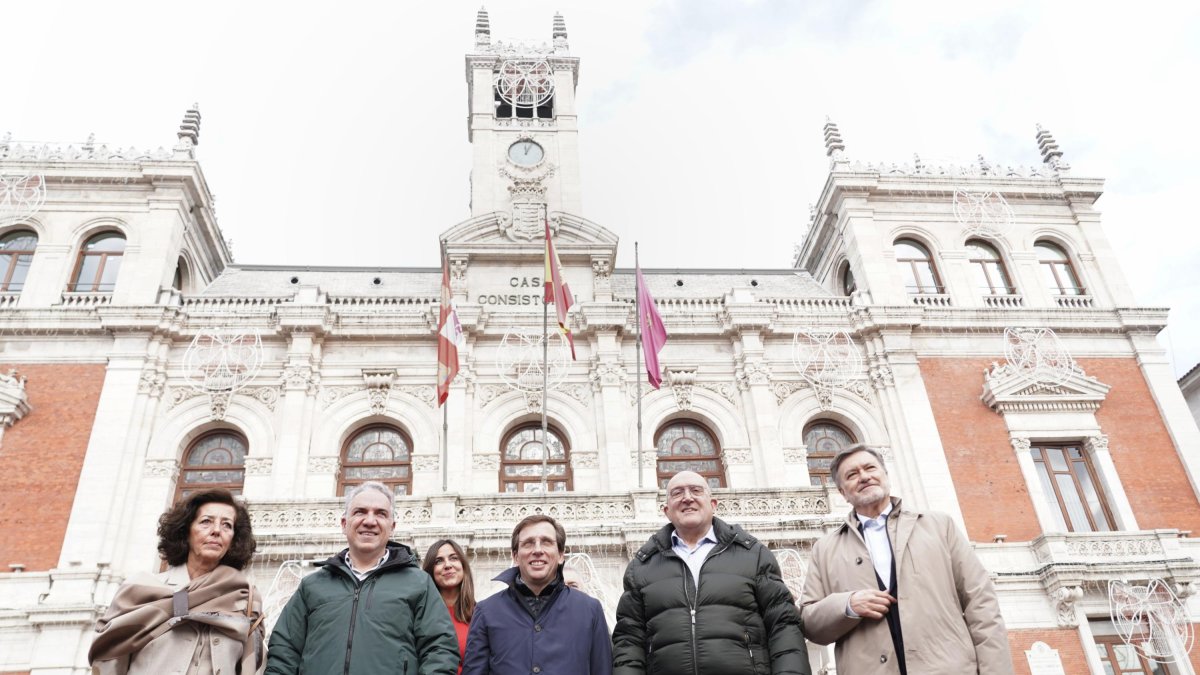 Mercedes Cantalapiedra, Elías Bendodo, Blanca Jiménez Cuadrillero, José Luis Almeida, Jesús Julio Carnero y Paco Vázquez en Valladolid.