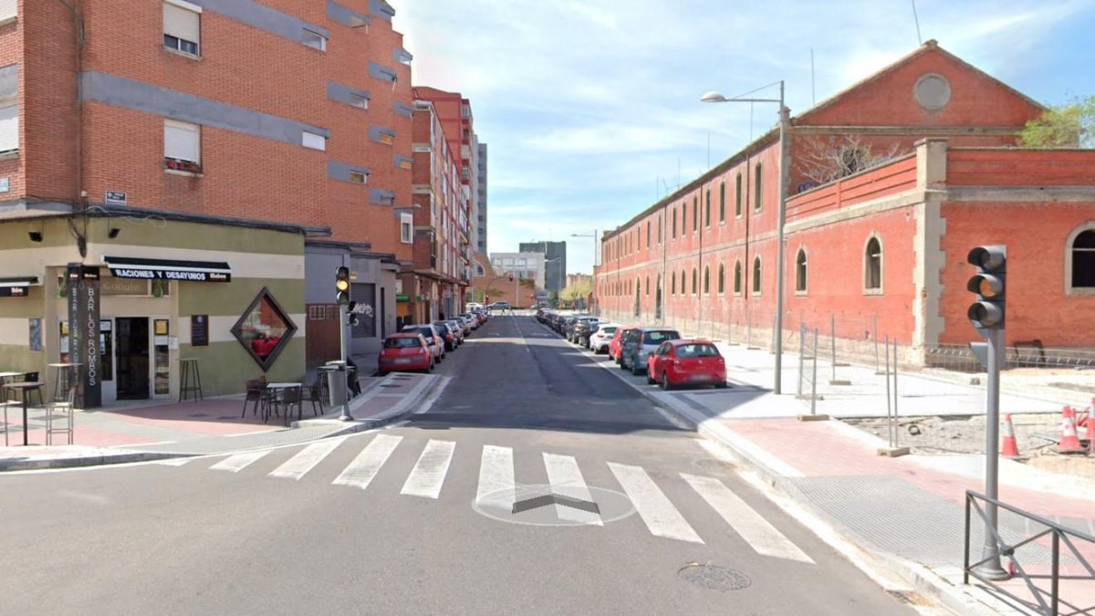 Calle de la Transición en el tramo que permanece cortado al tráfico.