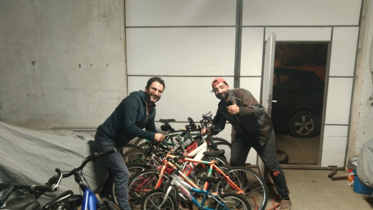 Jacob García, a la derecha, junto con su compañero posando con la bicicletas restauradas.