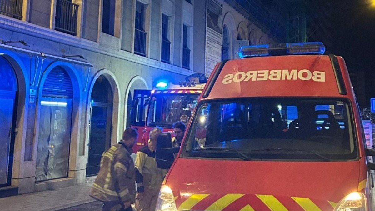 Bomberos delante del Teatro Lope de Vega de Valladolid.