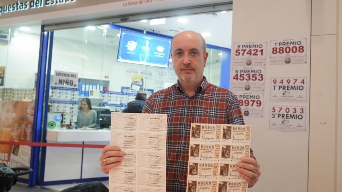 Luis Vázquez, titular de la administración de lotería en Río Shopping, posa con boletos de Valencia.