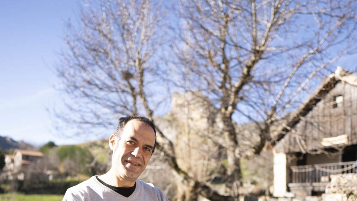 Abel Aparicio sostiene su última obra, Cartero rural