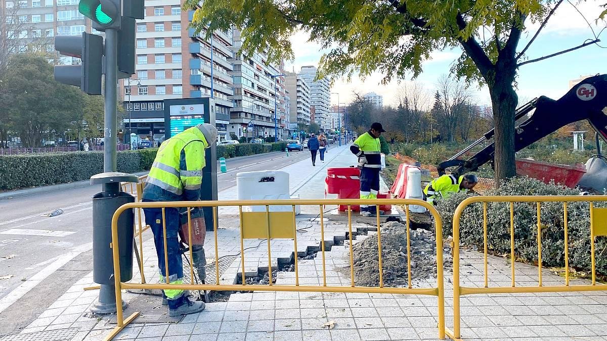 Obras del nuevo carril bici en Las Moreras. E. M.