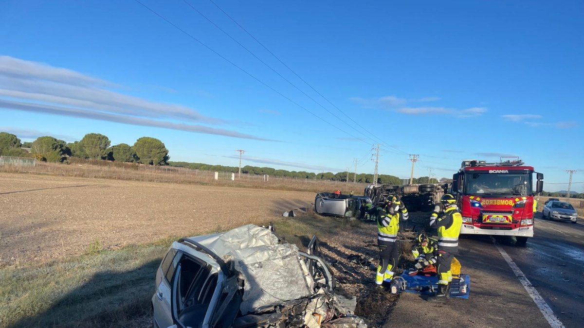 Imagen del accidente múltiple producido entre un tráiler y dos turismos