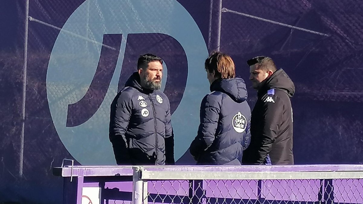 Mazzioti, Álvaro Rubio y Catoira conversan en los Anexos antes de un entrenamiento cuando fue cesado Pezzolano.