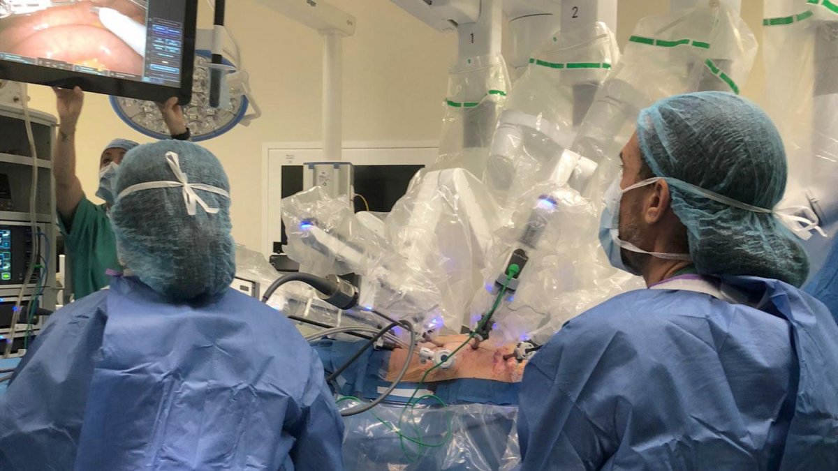 Cirugía con el robot 'Da Vinci' en el Hospital Clínico de Valladolid, en una imagen de archivo