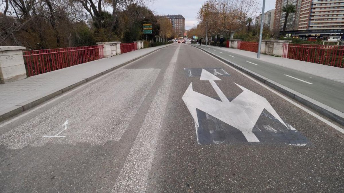 Eliminación del carril restringido en el puente de Poniente