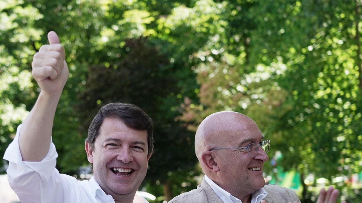 Alfonso Fernández Mañueco y Jesús Julio Carnero durante la campaña electoral