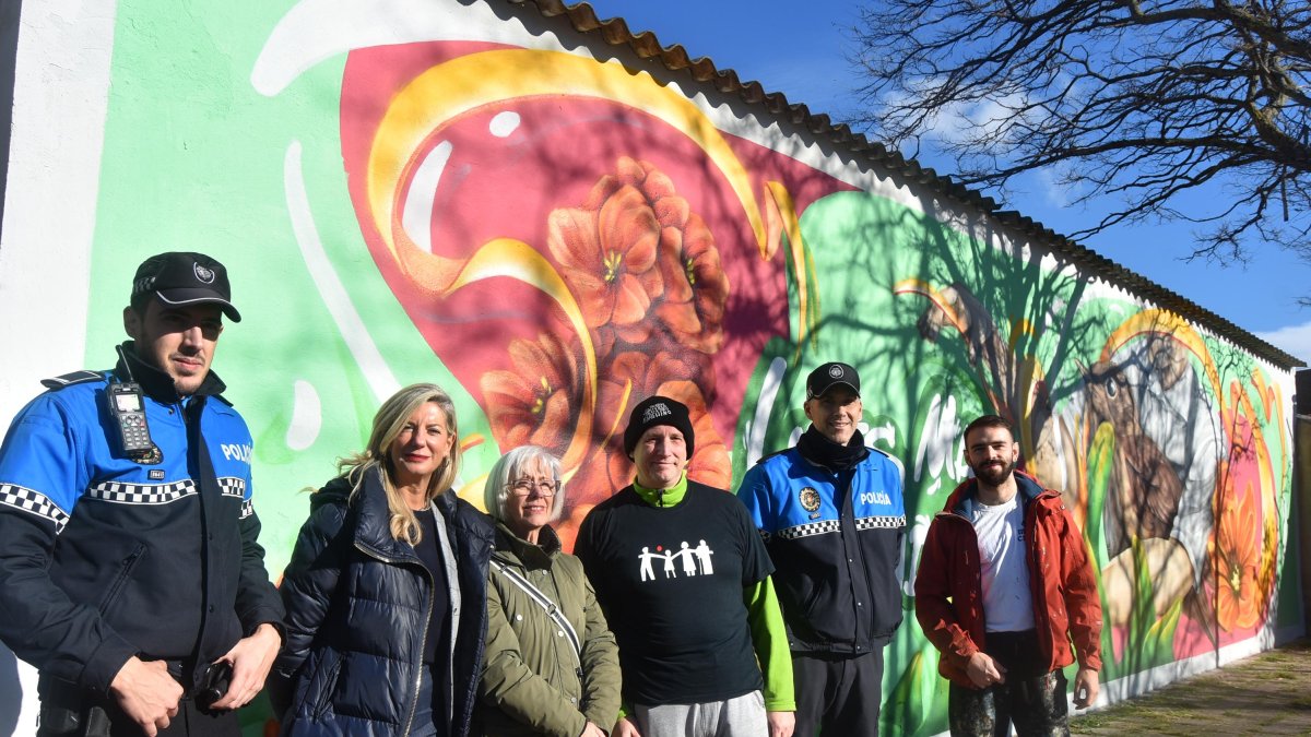 La concejala de cultura, Irene Carvajal, durante la presentación del mural a Luis Maté