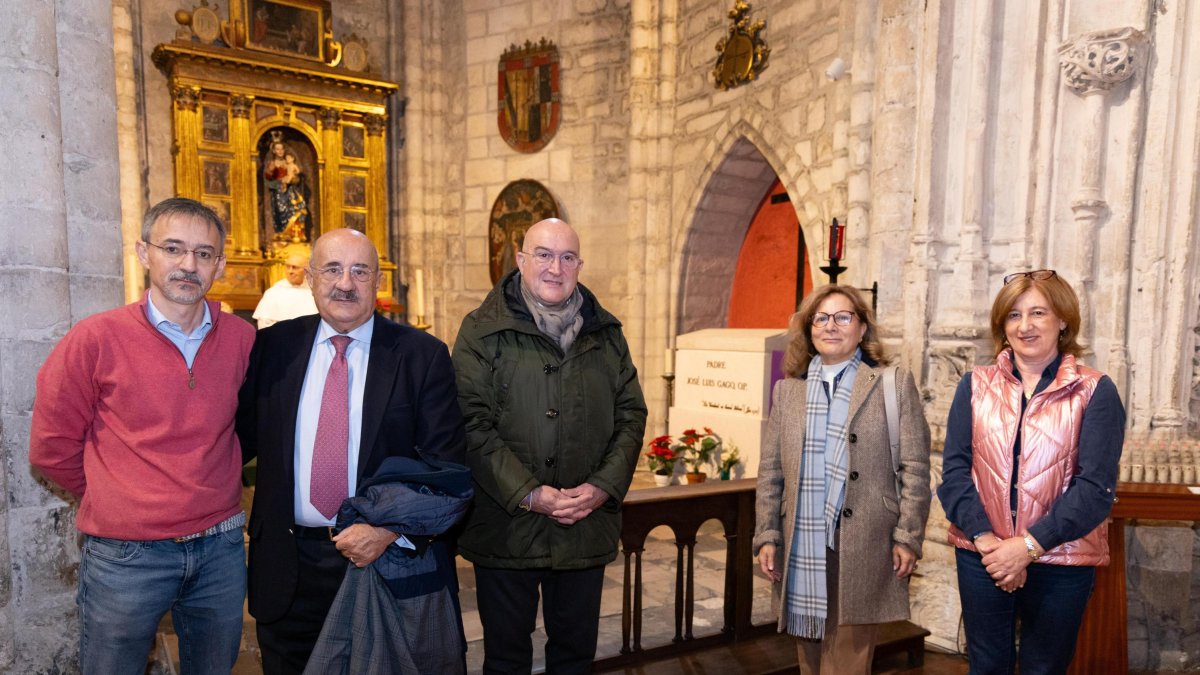 Jesús Julio Carnero con miembros de la familia del dominico y el carmelita en la iglesia de San Pablo de Valladolid.
