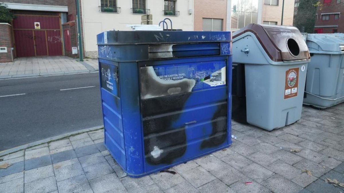 Contenedor de papel y cartón quemado en el Callejón de la Alcoholera de Valladolid.