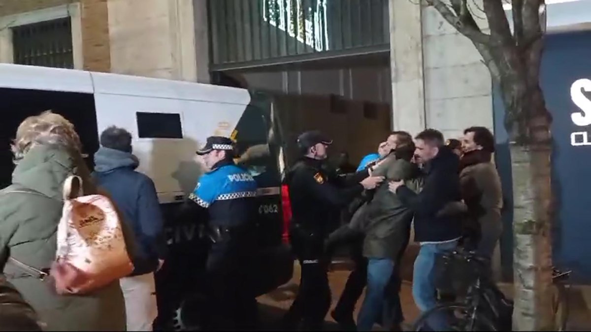 Familiares de Paloma Pinedo e India esperan la salida de David Maroto de la Audiencia de Valladolid. Imagen de archivo