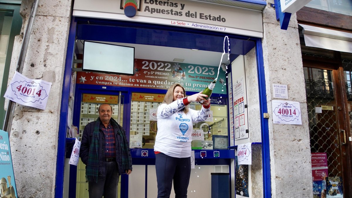 La lotera de la administración número 7 de Valladolid descorcha el champán para celebrar la lluvia del millones del segundo premio