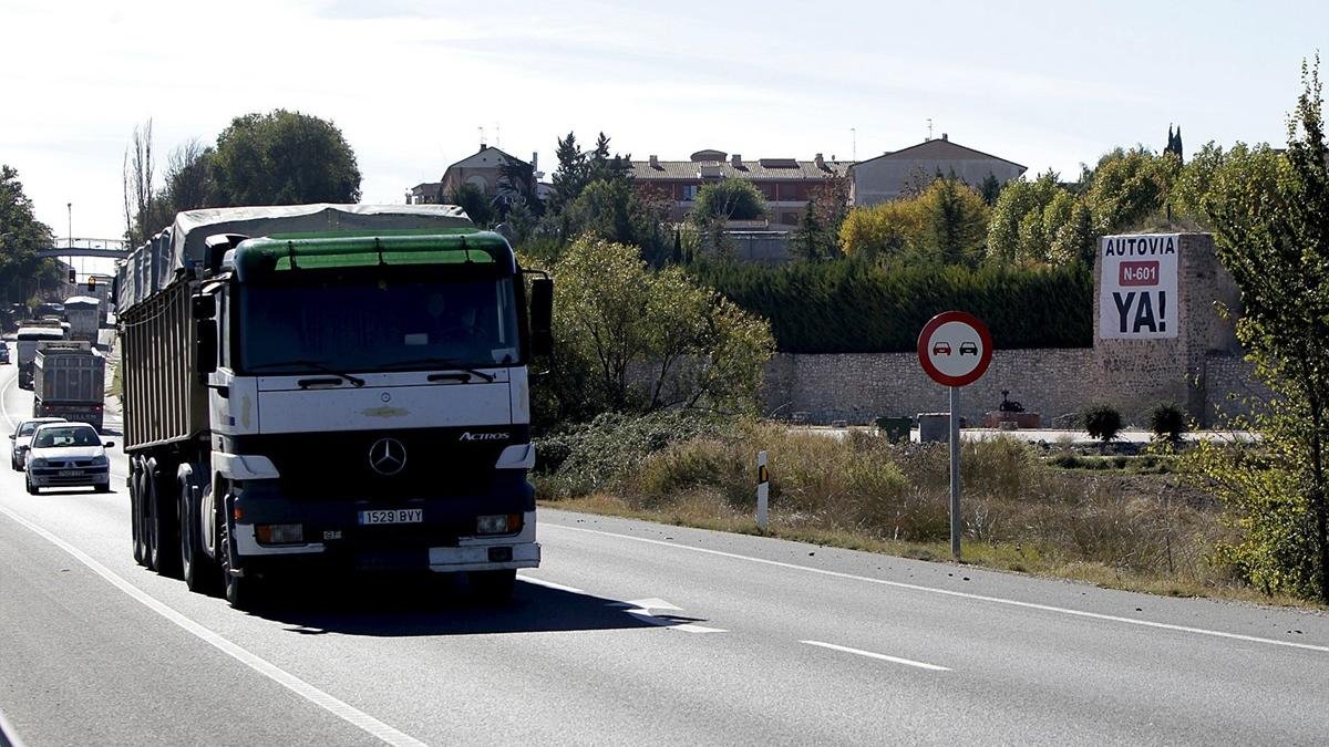 Imagen de archivo de Olmedo con pancartas para convertir en autovía la N-601.