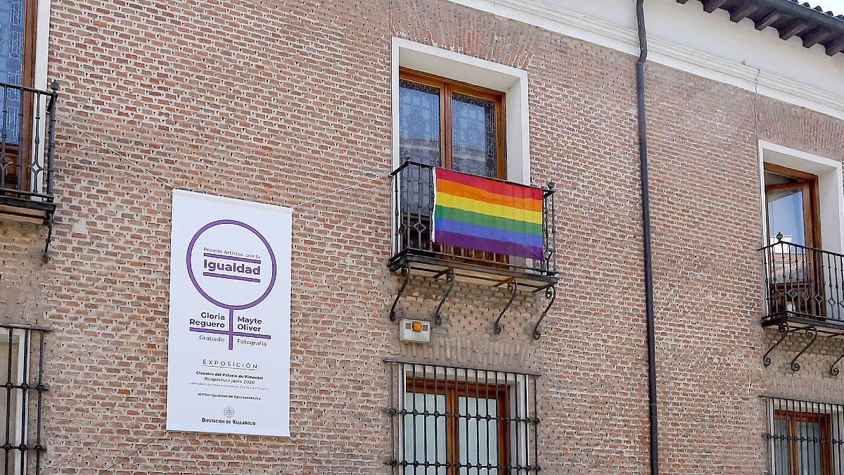 Bandera LGTBI en la fachada de la Diputación del Valladolid en 2020. ICAL