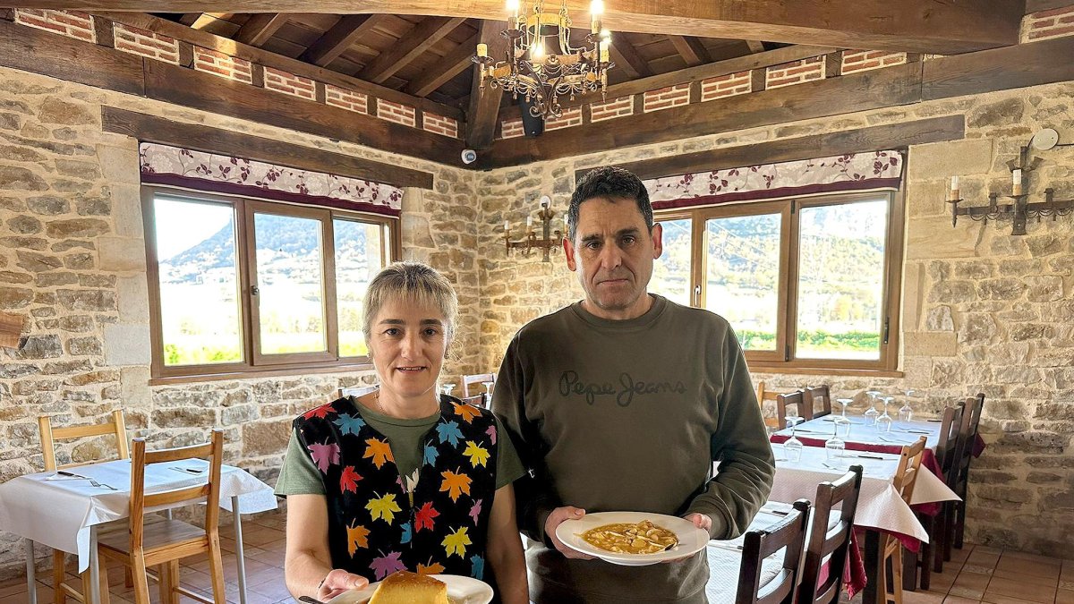 Ana María y José Antonio en el interior del comedor del asador Cueva Kaite.