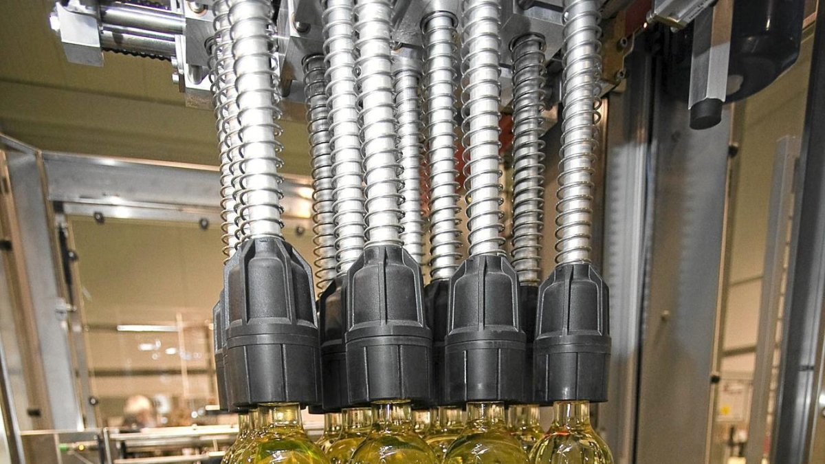 Línea de embotellado en una bodega de la denominación de origen Rueda en una foto de archivo.