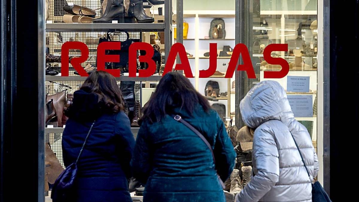 Tres mujeres contemplan un escaparate en las rebajas de una tienda del centro de Valladolid en una imagen de archivo. PHOTOGENIC