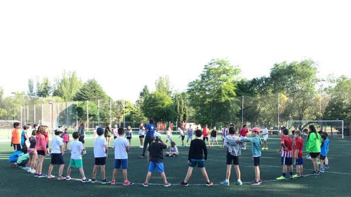 Niños en un campamento en una imagen de archivo.