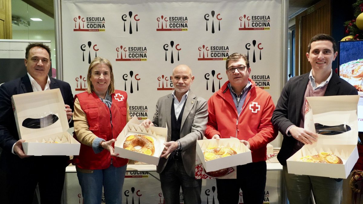 La Escuela Internacional de Cocina de la Cámara de Valladolid entrega sus tradicionales roscones solidarios a favor de Cruz Roja para acompañar a las personas sin hogar en el Día de Reyes