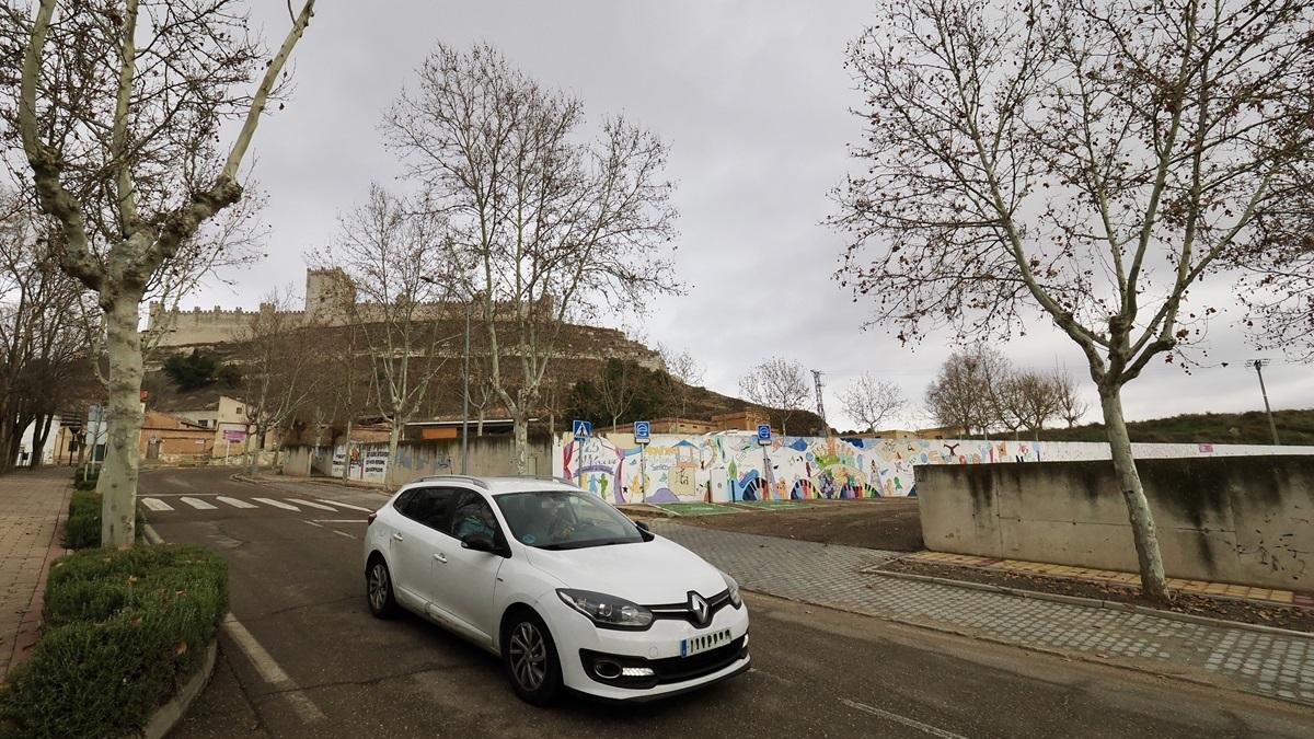 Castillo de Peñafiel al fondo, con la entrada al aparcamiento disuasorio a la derecha.