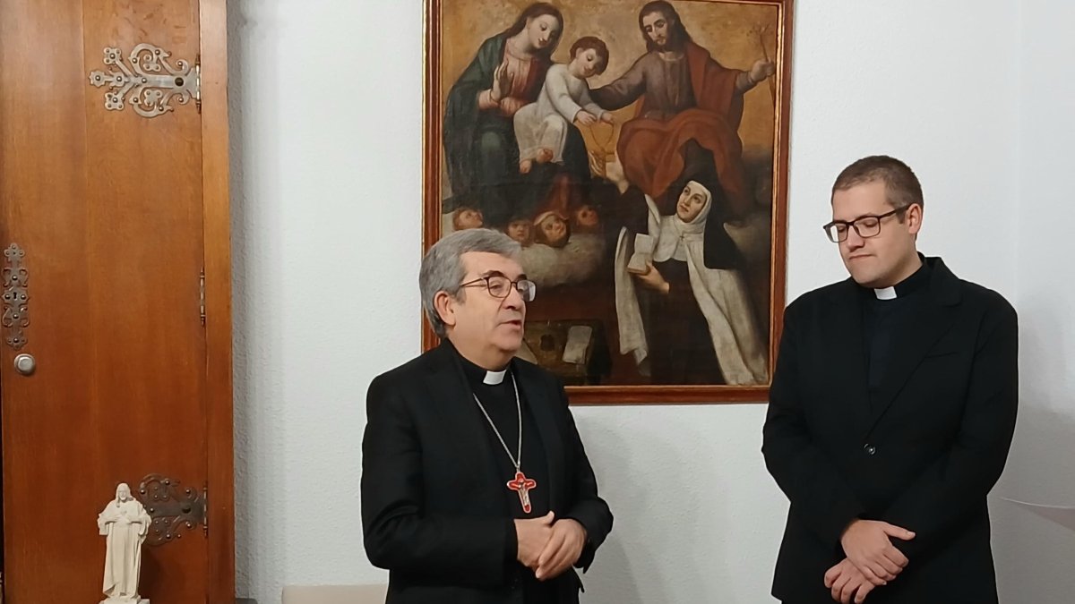 El diácono Alberto Muñoz, nuevo canciller-secretario del Arzobispado de Valladolid. En la imagen durante la toma de posesión junto al Arzobispo