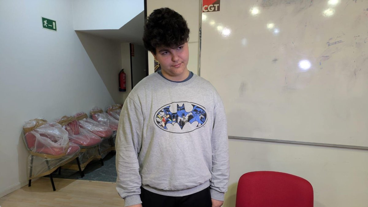 El portavoz del Sindicato de Estudiantes de Castilla y León, Víctor Martínez, muestra unas documentos adjuntados en la denuncia