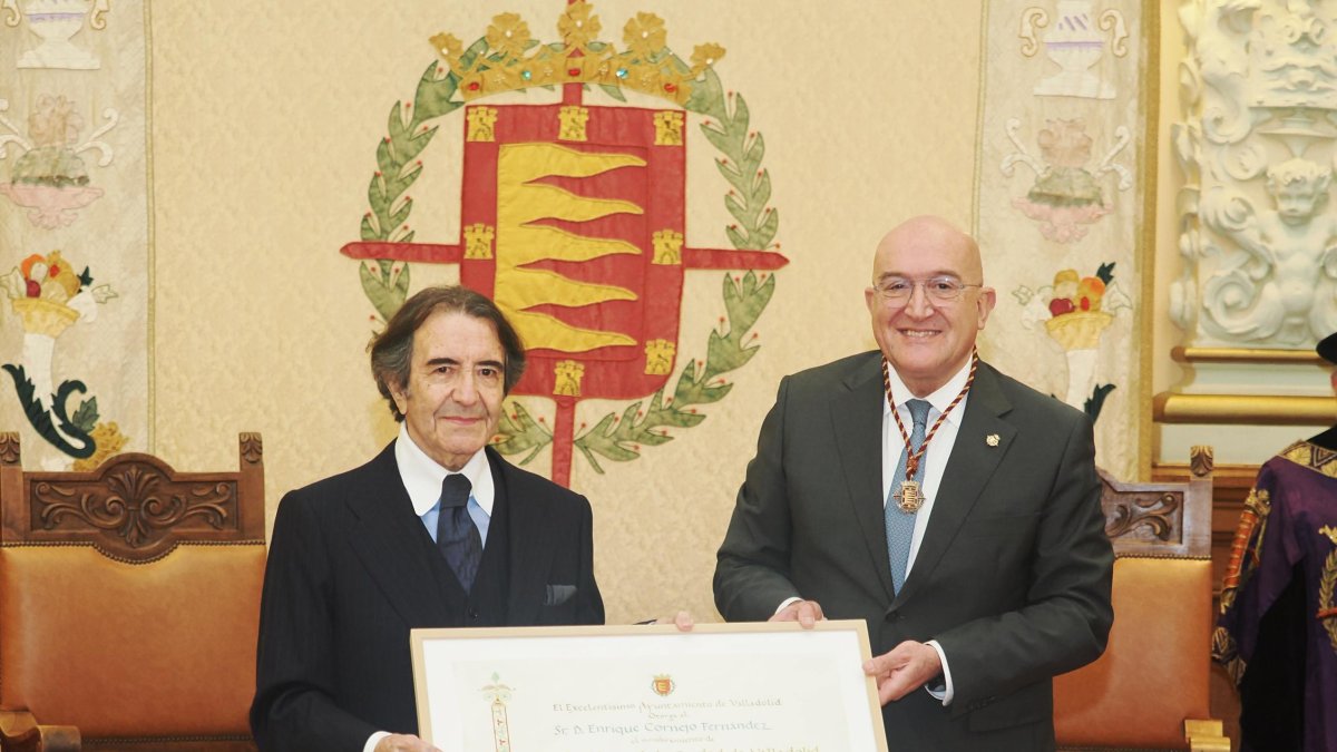 Enrique Cornejo y Jesús Julio Carnero en el acto de nombramiento de Hijo Predilecto de la Ciudad.