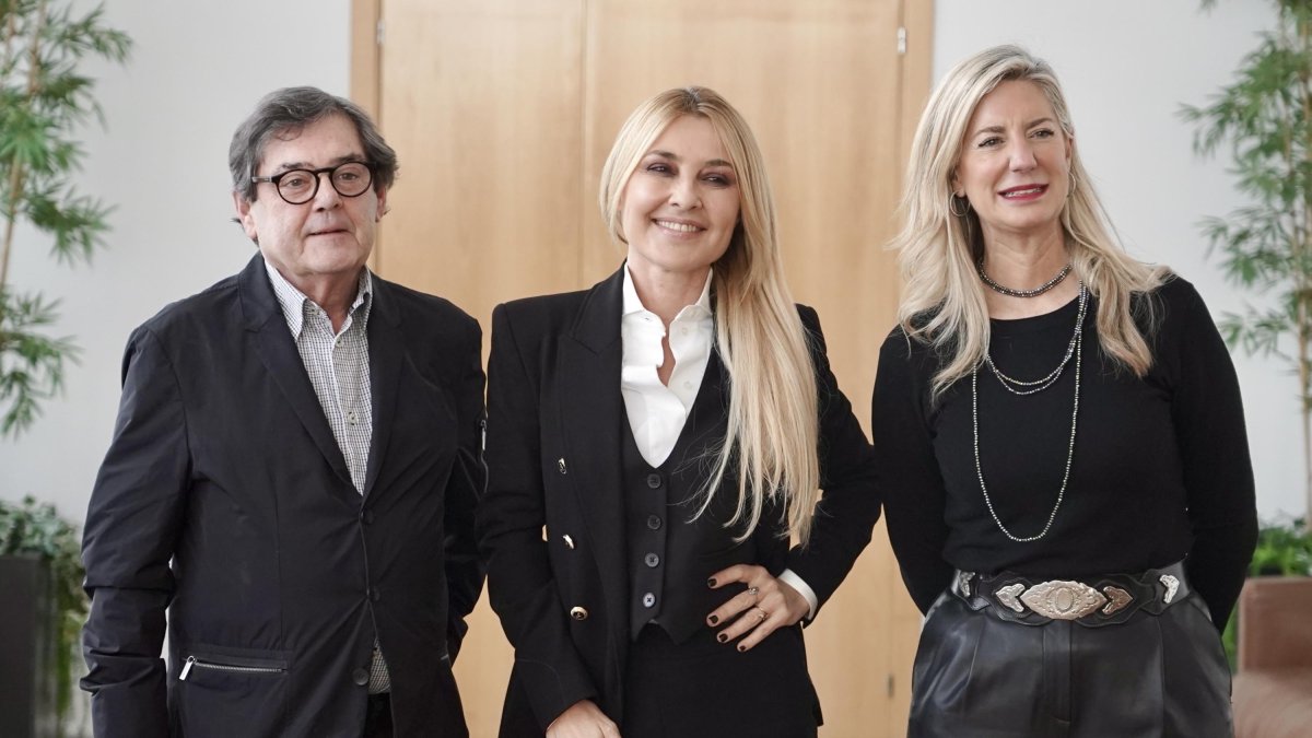 José María Viteri, Cayetana Guillén Cuervo e Irene Carvajal, hoy, en el Teatro Calderón.