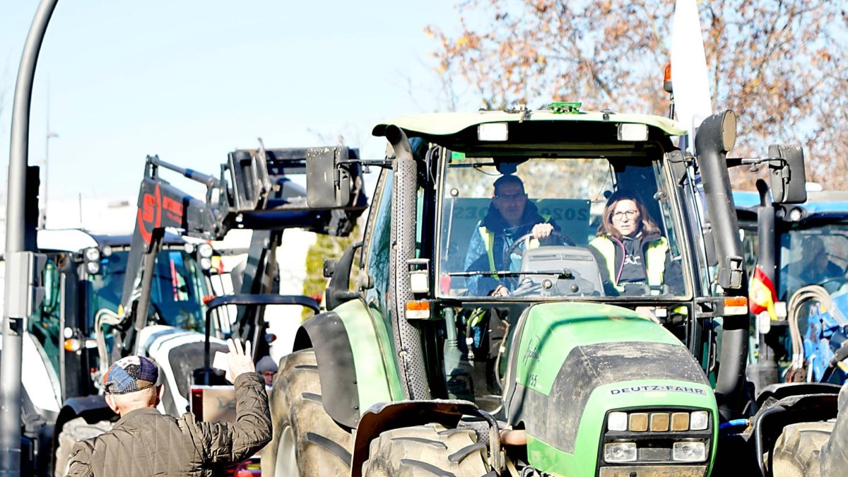Un transeúnte muestra su apoyo saludando a los agricultores en la última tractorada celebrada en Valladolid