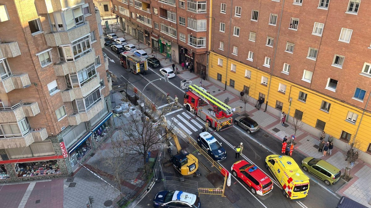 Equipos de emergencia desplegados en el lugar de los hechos.