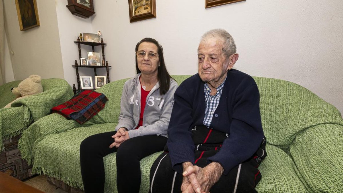 Miguel Ángel, segundo trasplantado de hígado en Castilla y León, con su hija Estela, que está en lista de espera para un trasplante renal