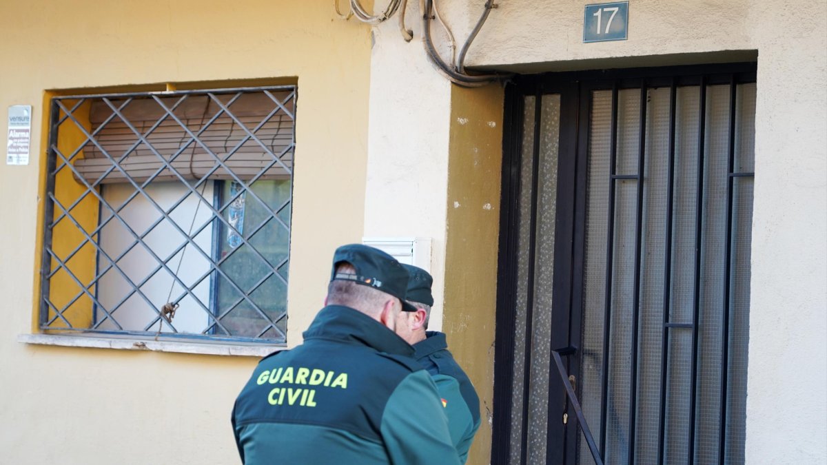 Agentes de la Guardia Civil en la vivienda donde ha tenido lugar el crimen.