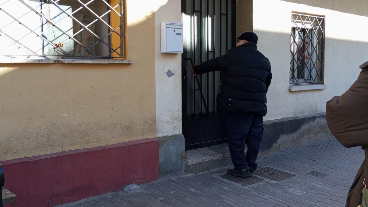 Un tío de la víctima entra en el domicilio de Viana de Cega donde se cometía el crimen.