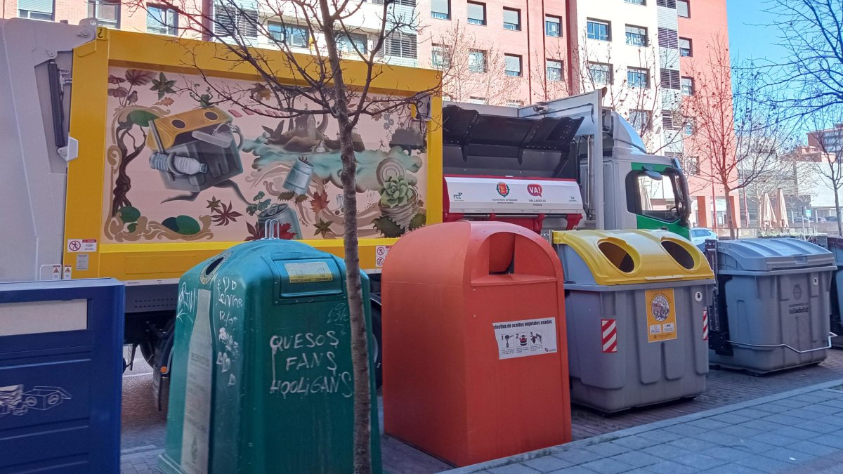 Un camión de basura del Ayuntamiento delante de varios contenedores.