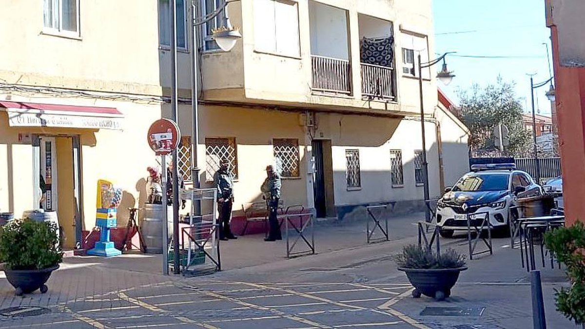Agentes de la Guardia Civil hacen guardia frente a la vivienda de la víctima. 