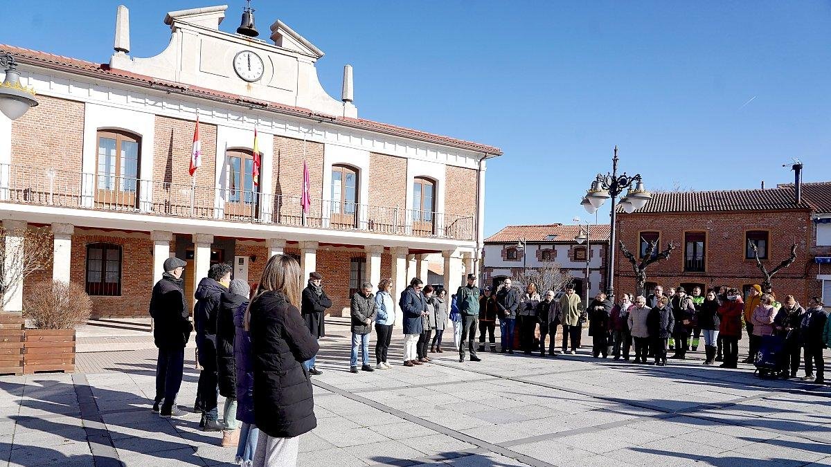 Minuto de silencio en Viana de Cega en repulsa por la muerte de Jorge Melero, apuñalado en la localidad vallisoletana. ICAL