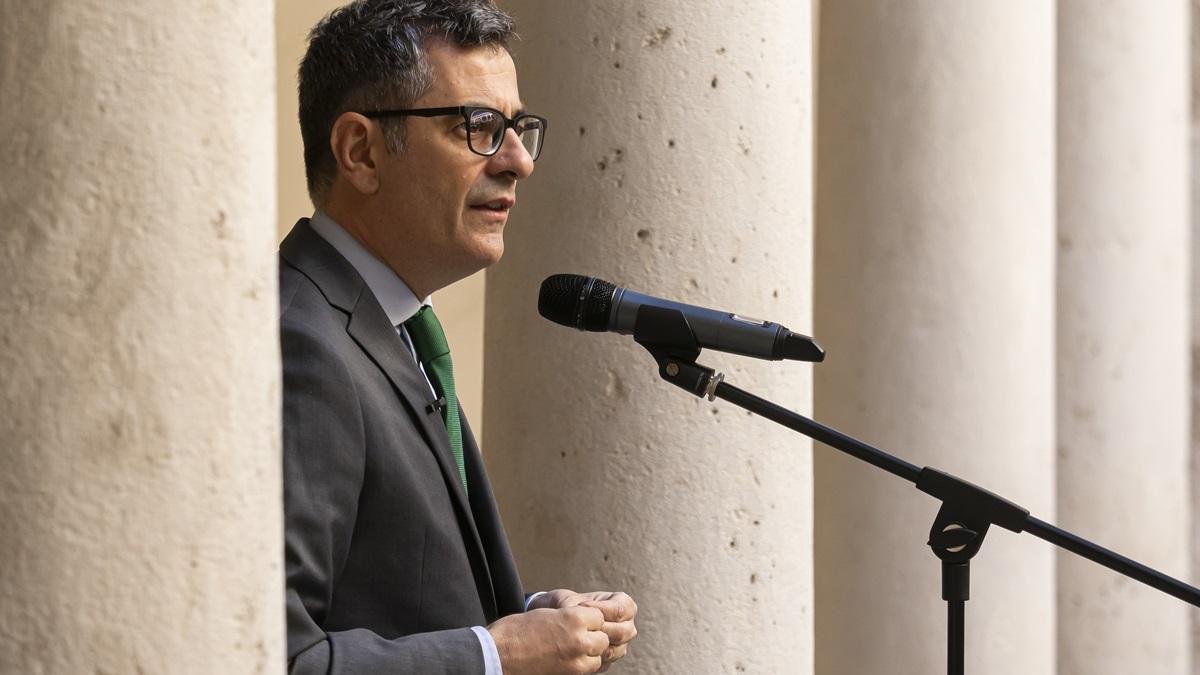 El ministro de la Presidencia, Justicia y Relaciones con las Cortes, Félix Bolaños, atiende a los medios en su visita a Valladolid.
