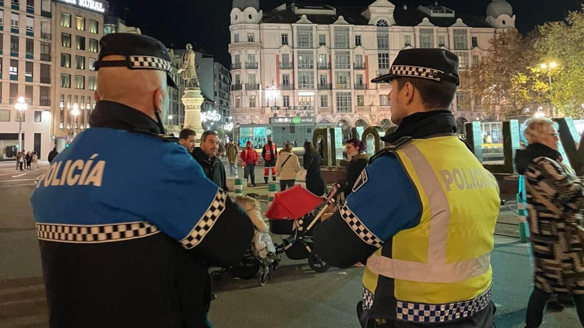 Imagen de archivo de unos agentes de la policía local patrullando en Valladolid.