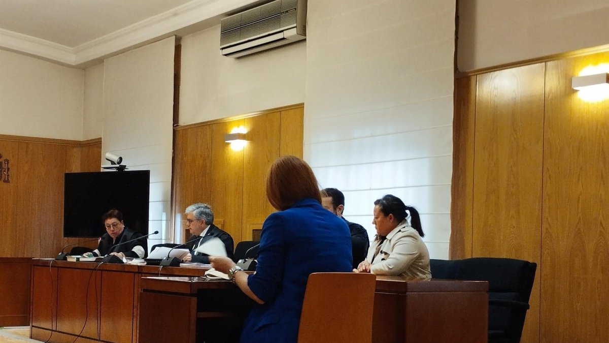 TSJ confima 4,5 años de cárcel a la administrativa que dejó un 'pico' de 158.000 euros en Villamarciel y Villavieja. En primer plano, de espaldas, una testigo y al fondo a su derecha la condenada.