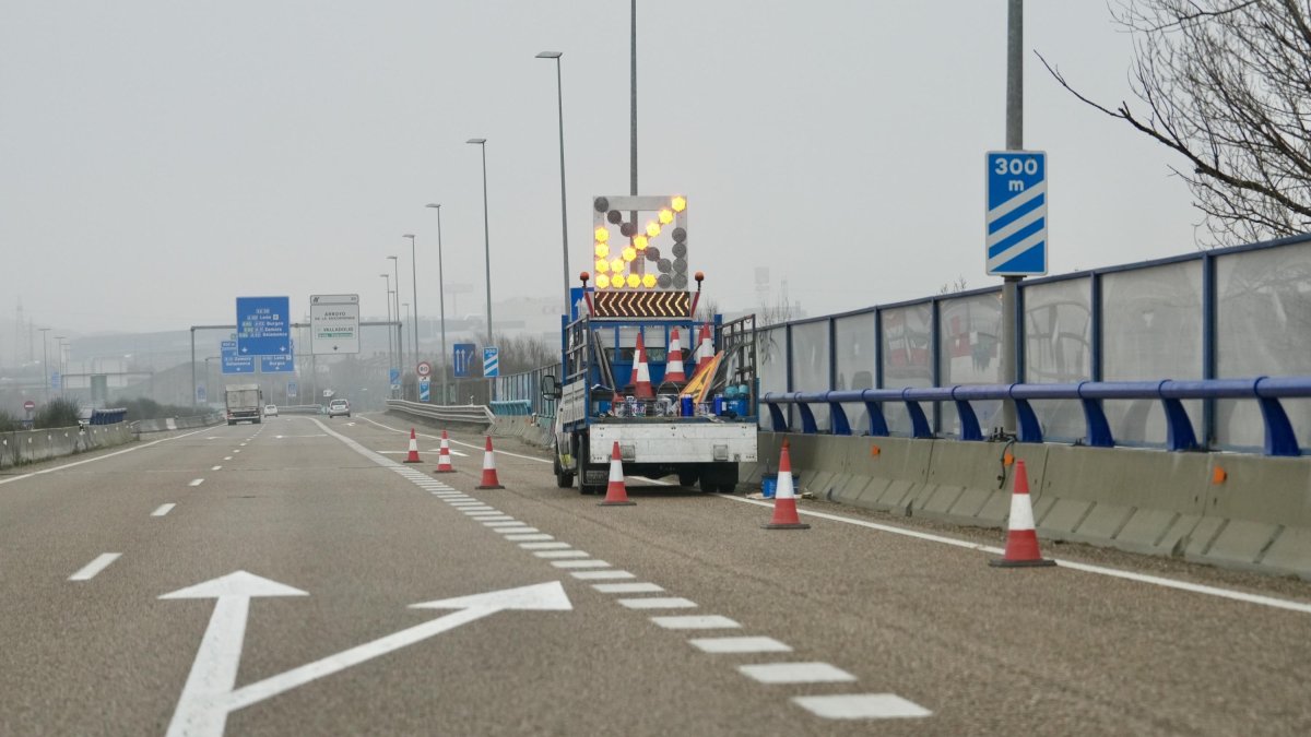 Camión de conservación de carreteras en la VA-30.