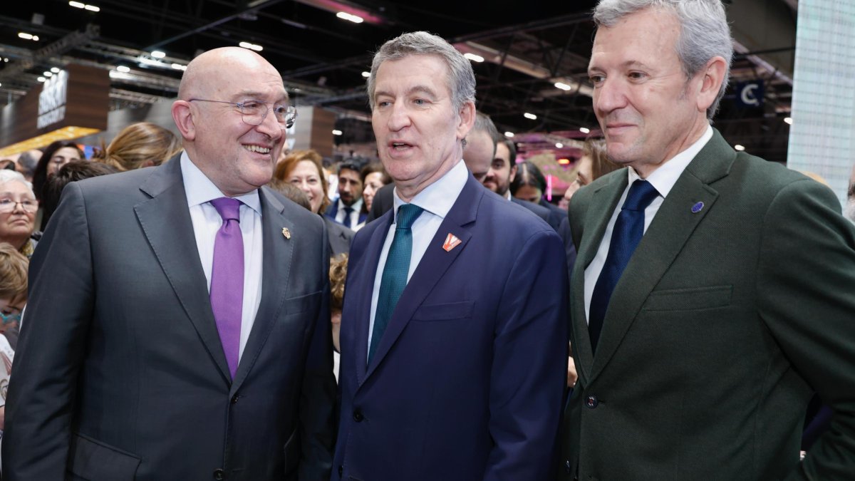 Jesús Julio Carnero, Alberto Núñez Feijóo y Alfonso Rueda en Fitur