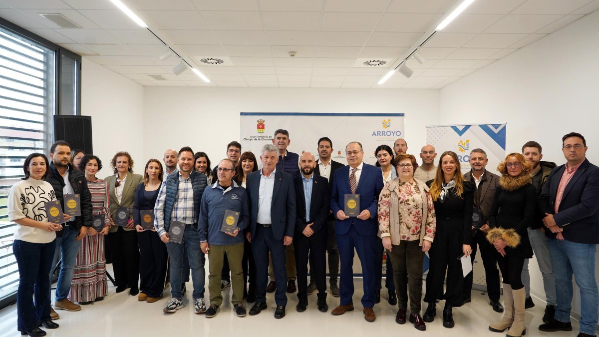 Entrega de los distintivos 'Arroyo Éxito Empresarial' a las nuevas empresas que a lo largo del año 2024 se unieron al grupo que ya cuenta con este reconocimiento municipal.