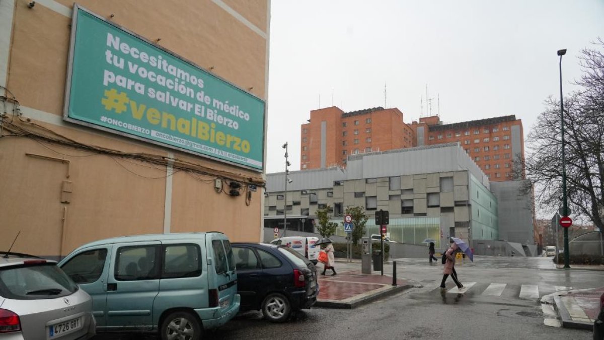 Cartel pidiendo oncólogos para El Bierzo en la calle Doctor Fleming junto al Hospital Clínico de Valladolid.