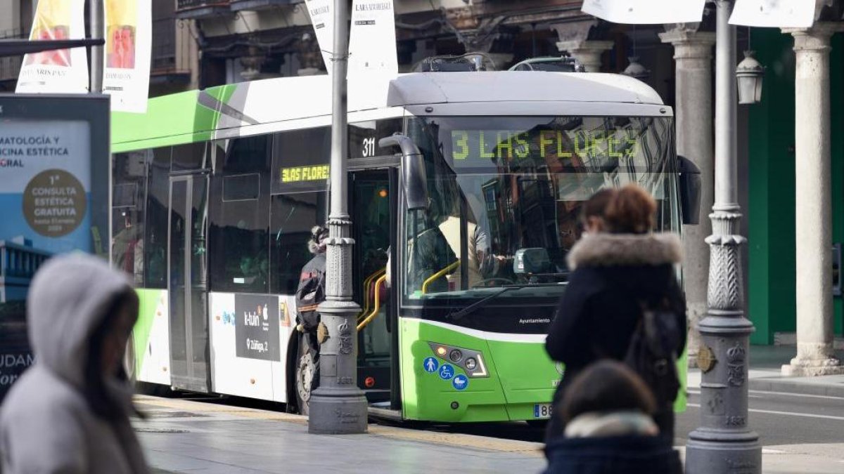 Un autobús de Auvasa en Fuente Dorada , en una imagen de archivo.