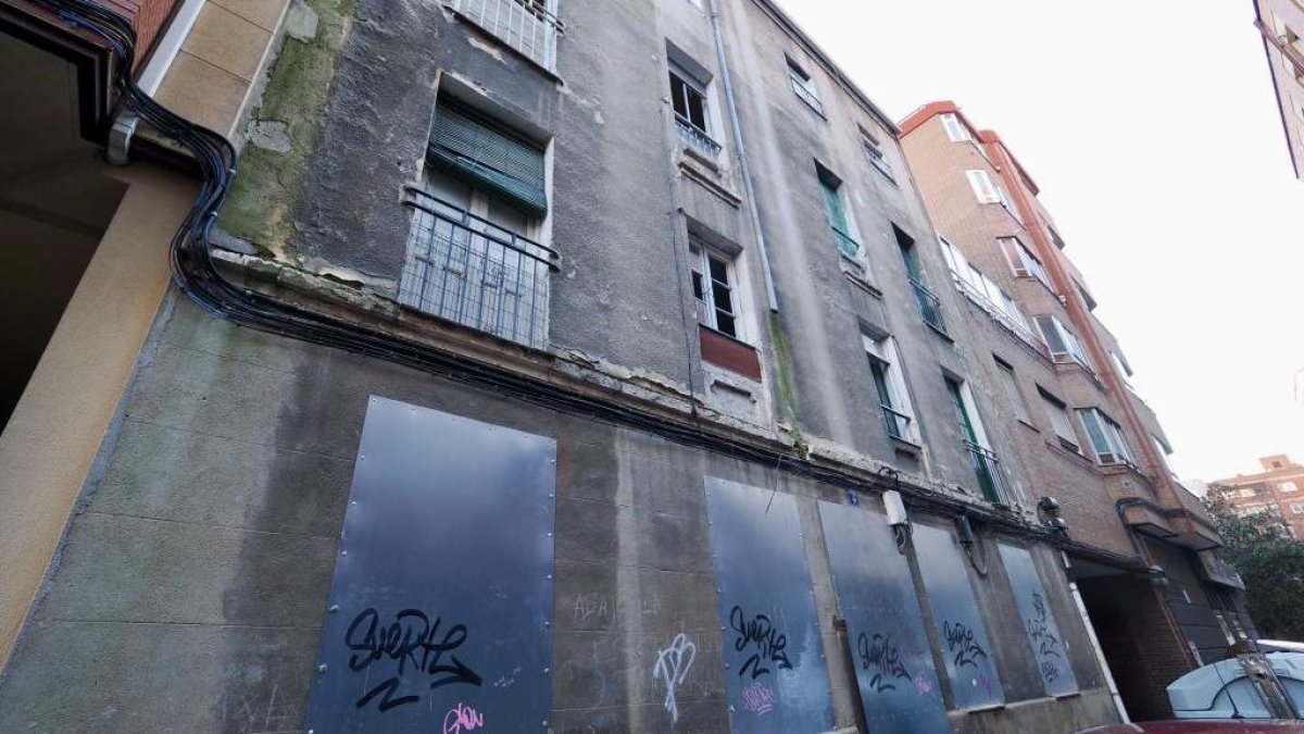 Bloque de viviendas en el número 4 de la calle Olmedo que será demolido por el Ayuntamiento