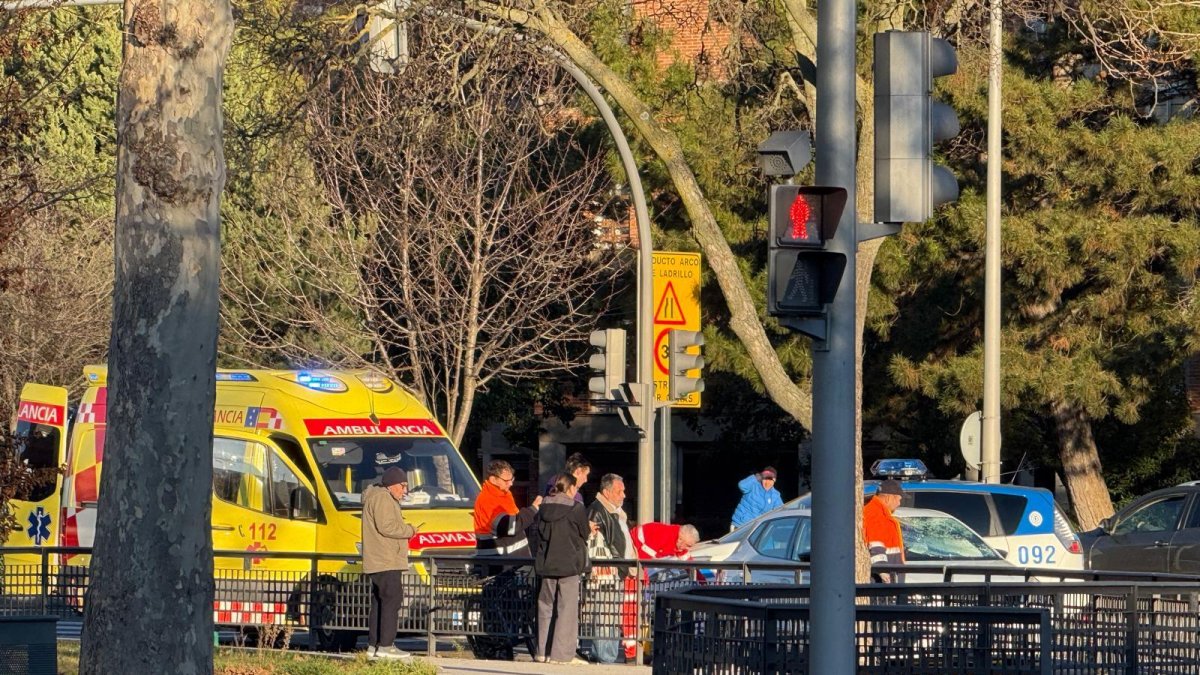 Un equipo sanitario y una dotación de la Policía Local en el lugar de la colisión, en la avenida de Salamanca.