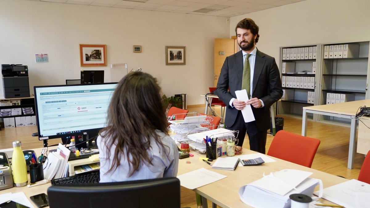 El portavoz de Vox en las Cortes de Castilla y León, Juan García-Gallardo, presenta su dimisión en el registro de las Cortes